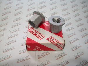 TUERCA EJE PARRILLA INFERIOR HILUX/SW4 2005/2015 ORIGINAL